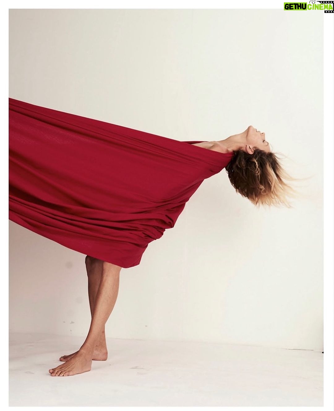 Anja Rubik Instagram - Miałam łzy w oczach! Byłam tak bardzo wzruszona obserwując w internecie jak staliście w długich, wielogodzinnych kolejkach aby oddać swój głos! Chciałabym wszystkim mocno pogratulować i podziękować! Wspaniała frekwencja! 74,38%! Jestem tak dumna! Łączy nas nasz kraj i nasza wspólna przyszłość. Razem stworzymy silniejszą i odważniejszą Polskę! Dziękuję każdej osobie i każdej organizacji, która zaangażowała się w działania profrekwencyjne! Jak widać było warto! (Eng) I had tears in my eyes! I was so moved by your determination and engagement. Some of you stood for hours waiting to cast your vote! I would like to congratulate and thank everyone! What a turnout! 74,38% ! I'm so very proud! We are united by our country and our common future. Together we will create a stronger, braver Poland! This is just the beginning! Huge thanks to all the people and all the organizations involved in promoting election participation.