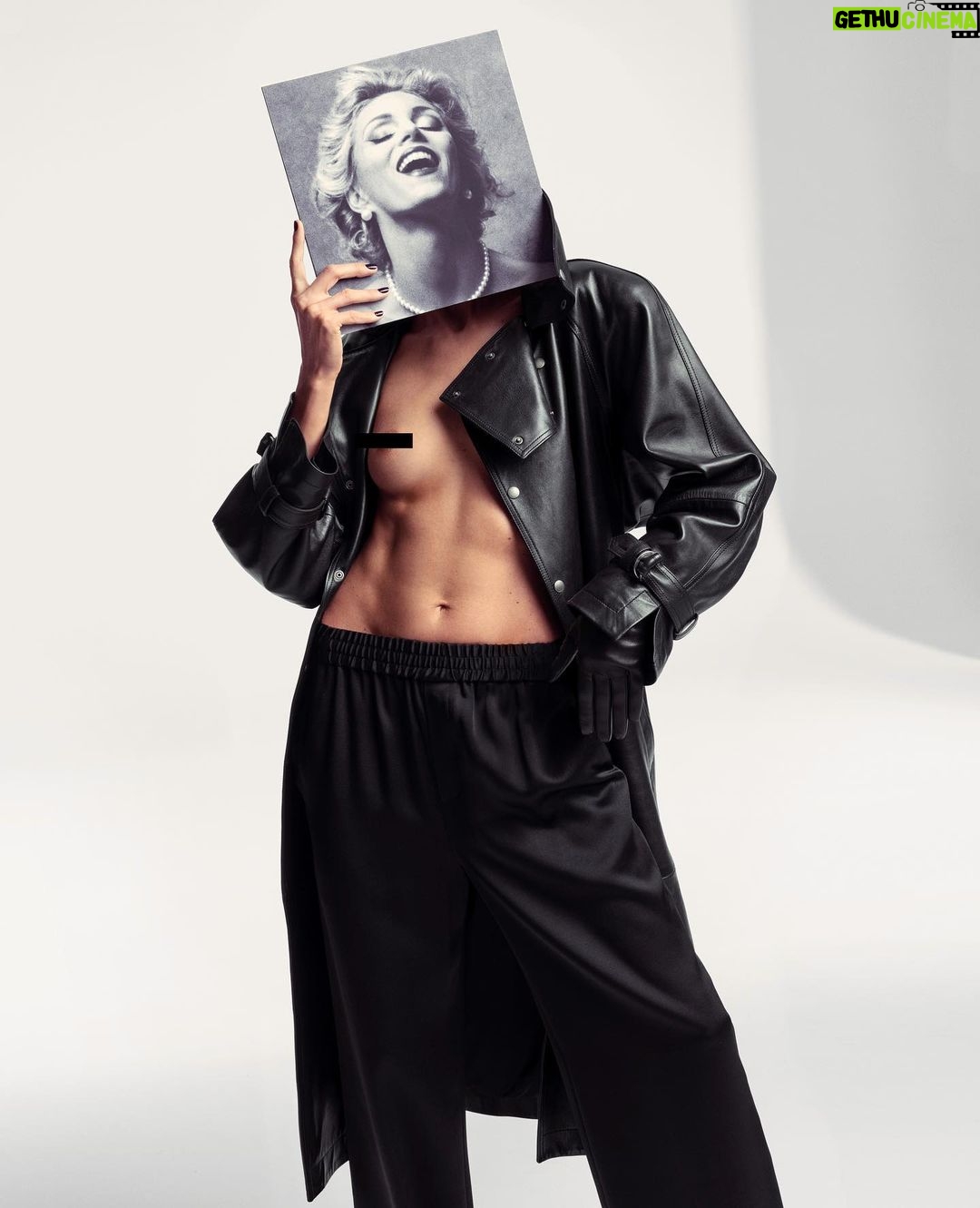 Anja Rubik Instagram - When magic happens✨ The cover story is filled with pride and nostalgia. It was shot in NYC by my fashion family, true creatives, Inez van Lamsweerde and Vinoodh Matadin. It was 19 years ago that I walked into their studios hoping they would notice me and dreaming I could become a part of their vision. Filled with passion and compassion in equal doses, what these two people do together, what they make is magical. Their work epitomizes for me the best of fashion and a true representation of what it means to be showcased on the front cover of a Vogue magazine. Regardless of the era there is only one Vogue. I truly hope that you enjoy this edition as much as I was overjoyed to be a part of it. Sesja okładkowa emanuje dumą i nostalgią. Została sfotografowana w Nowym Jorku przez moją modową rodzinę, Inez van Lamsweerde i Vinoodha Matadina. Kiedy 16 lat temu przekraczałam próg ich studia, miałam nadzieję, że mnie dostrzegą, i marzyłam, by stać się częścią ich wizji. To, co ta dwójka ludzi – przepełnionych pasją i zrozumieniem w równych pro- porcjach – razem robi, jest magią. Dla mnie ich zdjęcia ucieleśniają wszystko, co w modzie najlepsze i są doskonałym wzorem, jak powinny wyglądać okładki „Vogue’a”. Bez względu na epokę „Vogue” jest tylko jeden. Mam wielką nadzieję, że marcowe wydanie sprawi Wam równie dużą radość, jak mnie sprawiła praca przy jego powstawaniu. photographers: @inezandvinoodh styling: @paulsinclaire make-up: @wendyrowe hair: @eugenesouleiman