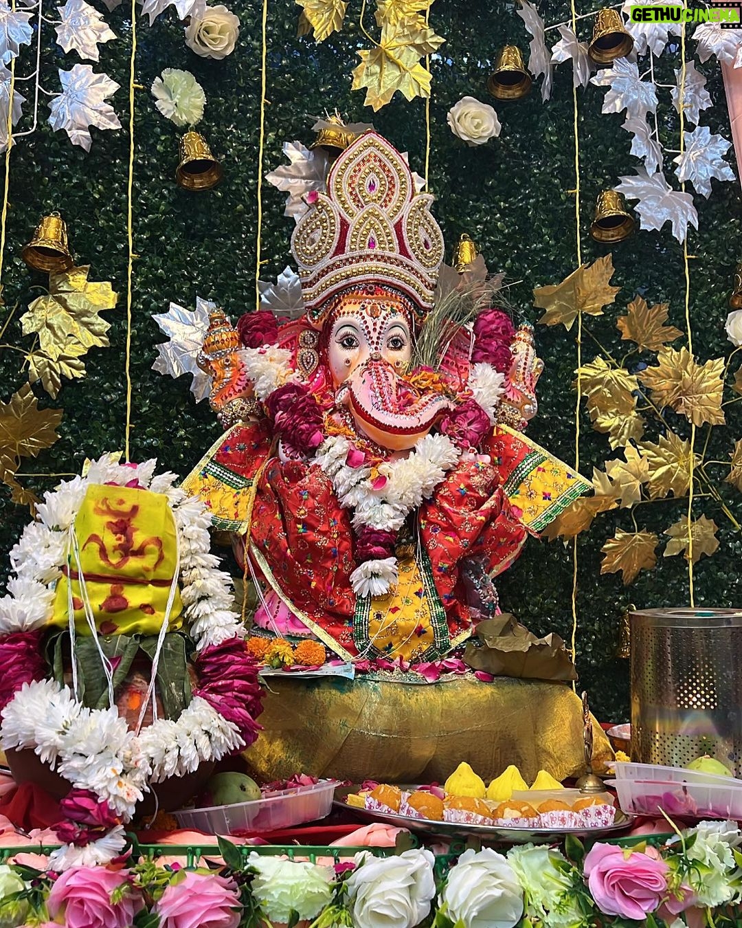 Anjali Arora Instagram - गणेश चतुर्थी की हार्दिक शुभकामनाएं!🙏🏻💐 #ganeshchaturthi #anjaliarora #jaishreeram