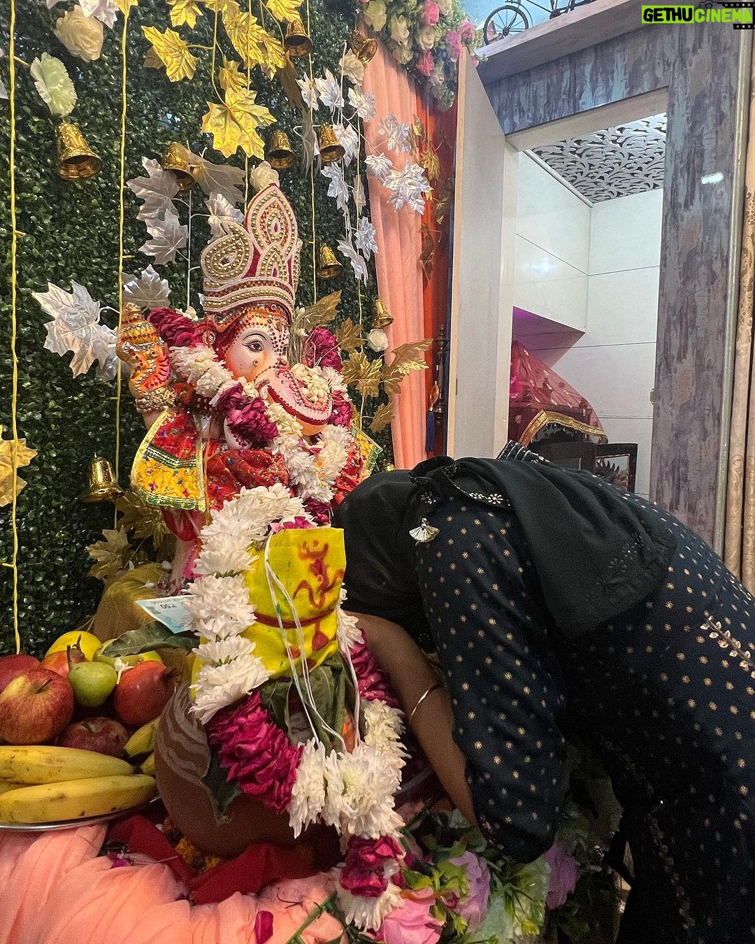 Anjali Arora Instagram - गणेश चतुर्थी की हार्दिक शुभकामनाएं!🙏🏻💐 #ganeshchaturthi #anjaliarora #jaishreeram