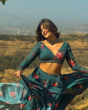 Anjali Arora Instagram - ❤️ var var khenda aitbar na kra😌 #anjaliarora 

Wearing- @the_adhya_designer