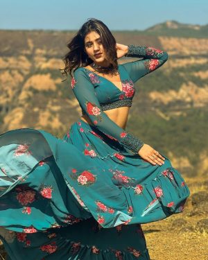 Anjali Arora Instagram - ❤️ var var khenda aitbar na kra😌 #anjaliarora 

Wearing- @the_adhya_designer