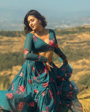 Anjali Arora Instagram - ❤️ var var khenda aitbar na kra😌 #anjaliarora 

Wearing- @the_adhya_designer