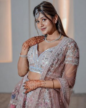 Anjali Arora Instagram - Kesi lgri hu mai? ☺️

Styling: @stylbyshreeyamongia @shreeyamongia 

Both Outfit: @ranshcouture @savyacouture 
Both Jewels: @suhana_art_and_jewels 

@shaurya.keshri