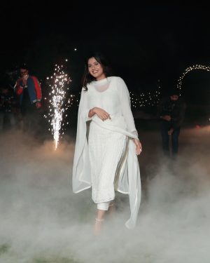 Anjali Arora Instagram - Blessed🫶🏻❤️

#anjaliarora #anjalians #anjaligang #teamanji #anjaliaroraarmy 

@anjimaxuofficially @brothersbakeryofficial @rasmoriwaz_official