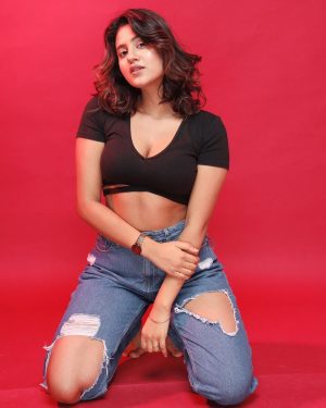 Anjali Arora Instagram - whatever is good for your soul, do that . 😌❤️

#anjaliarora #anjalians #anjaligang #teamanji #anjaliaroraarmy 

📸- @fzyfuzion 
💄- @ayazkhan5621_