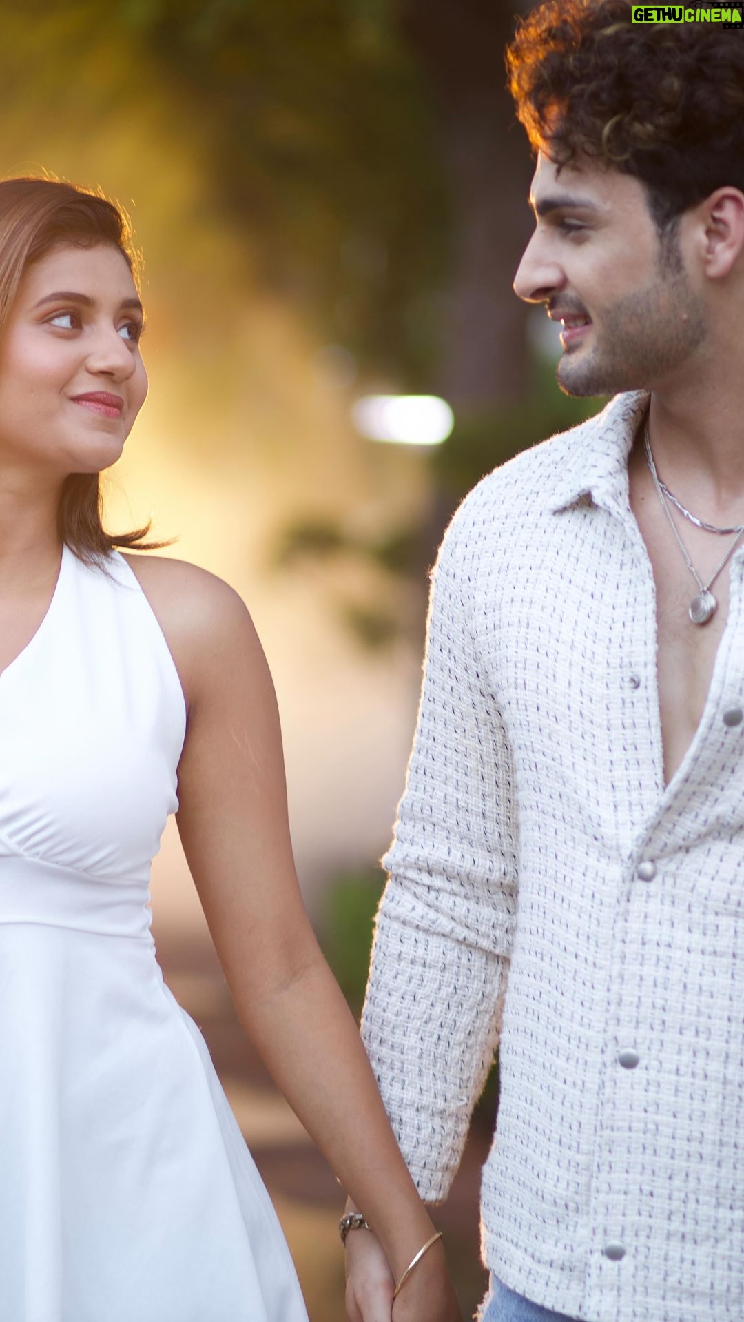 Anjali Arora Instagram - Teri Aankhon Mein Hain Halka Sa Nasha ♥️ Here is the teaser of ‘Mere Khayalon Ki Malika 2.0’. Full song releasing on 15th September at 11am on @ishtarmusic💫 Singers: @nikhitagandhiofficial & @saaj__bhatt Starring: @umarriazz91 & @anjimaxuofficially New Music: @manntanejaexclusive New Lyrics: @gauravpandey_musafir Director: @garryvilkhu Project by: @girishjain_venus & @vinit_jain (@voila_digi) Label: @ishtarmusic @vivek_raina_official Original Credits: Original Composer: #AnuMalik Original Lyrics: #SameerAnjaan Original Singer: #abhijeetbhattacharya