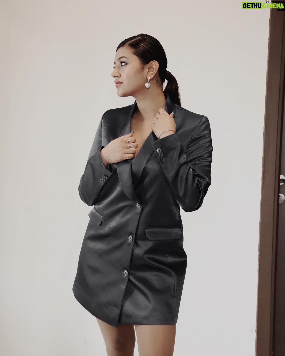 Anjali Arora Instagram - 💙………..? Wanna say something? …… …… …… #anjaliarora Styling- @gagankumarworld 💄- @akritinegi 📸- @bhupesh57 Mumbai - मुंबई