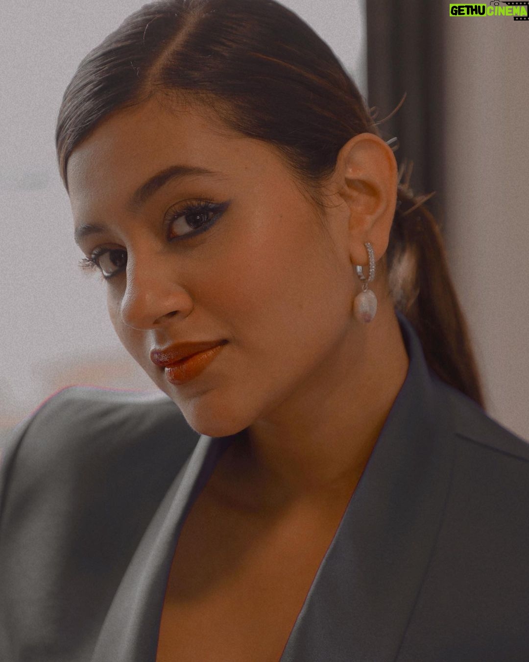 Anjali Arora Instagram - 💙………..? Wanna say something? …… …… …… #anjaliarora Styling- @gagankumarworld 💄- @akritinegi 📸- @bhupesh57 Mumbai - मुंबई