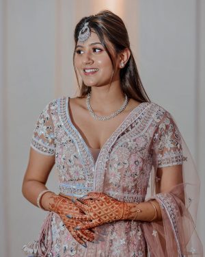 Anjali Arora Instagram - Kesi lgri hu mai? ☺️

Styling: @stylbyshreeyamongia @shreeyamongia 

Both Outfit: @ranshcouture @savyacouture 
Both Jewels: @suhana_art_and_jewels 

@shaurya.keshri