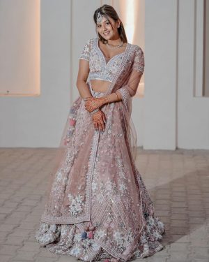 Anjali Arora Instagram - Kesi lgri hu mai? ☺️

Styling: @stylbyshreeyamongia @shreeyamongia 

Both Outfit: @ranshcouture @savyacouture 
Both Jewels: @suhana_art_and_jewels 

@shaurya.keshri