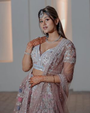 Anjali Arora Instagram - Kesi lgri hu mai? ☺️

Styling: @stylbyshreeyamongia @shreeyamongia 

Both Outfit: @ranshcouture @savyacouture 
Both Jewels: @suhana_art_and_jewels 

@shaurya.keshri