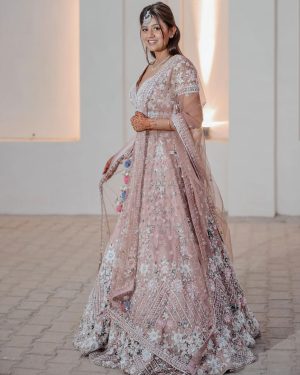 Anjali Arora Instagram - Kesi lgri hu mai? ☺️

Styling: @stylbyshreeyamongia @shreeyamongia 

Both Outfit: @ranshcouture @savyacouture 
Both Jewels: @suhana_art_and_jewels 

@shaurya.keshri