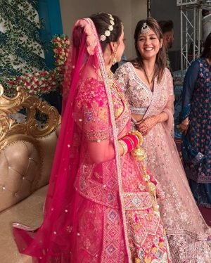 Anjali Arora Instagram - Kesi lgri hu mai? ☺️

Styling: @stylbyshreeyamongia @shreeyamongia 

Both Outfit: @ranshcouture @savyacouture 
Both Jewels: @suhana_art_and_jewels 

@shaurya.keshri