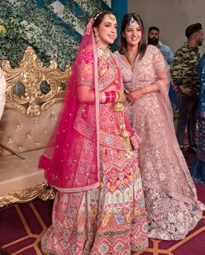 Anjali Arora Instagram - Kesi lgri hu mai? ☺️

Styling: @stylbyshreeyamongia @shreeyamongia 

Both Outfit: @ranshcouture @savyacouture 
Both Jewels: @suhana_art_and_jewels 

@shaurya.keshri