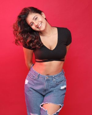 Anjali Arora Instagram - whatever is good for your soul, do that . 😌❤️

#anjaliarora #anjalians #anjaligang #teamanji #anjaliaroraarmy 

📸- @fzyfuzion 
💄- @ayazkhan5621_