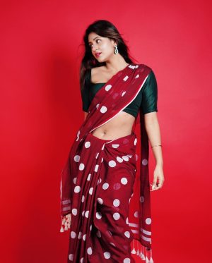 Anjali Arora Instagram - Kya bolti public😍?

#anjaliarora #anjalians #anjaligang #teamanji #anjaliaroraarmy 

📸- @ronakza143 
💄- @ayazkhan5621_ 
Outfit- @sunnynagpalofficial