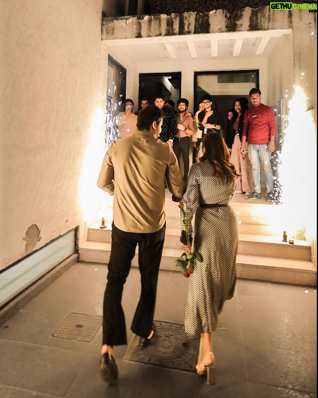 Anjali Arora Instagram - Laddooo Happy birthday 🎈 #anjaliarora #akashsansanwal #happybirthday 📍 @bellusliving 🎂 by @brothersbakeryofficial Gurugram