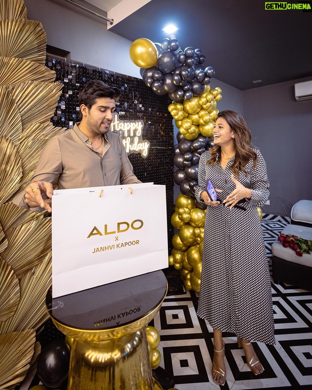 Anjali Arora Instagram - Laddooo Happy birthday 🎈 #anjaliarora #akashsansanwal #happybirthday 📍 @bellusliving 🎂 by @brothersbakeryofficial Gurugram