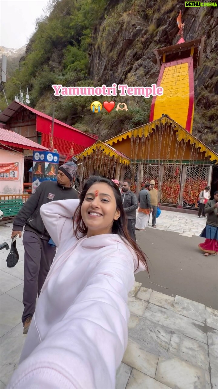 Anjali Arora Instagram - DHAM 1 ЁЯФ▒тЬЕ рдпрдореБрдиреЛрддреНрд░реА рдореЗрдВ рдкреНрд░рдореБрдЦ рдЖрдХрд░реНрд╖рдг рджреЗрд╡реА рдпрдореБрдирд╛ рдХреЛ рд╕рдорд░реНрдкрд┐рдд рдПрдХ рдордВрджрд┐рд░ рд╣реИ, рдЬрд┐рдиреНрд╣реЗрдВ рд╕реВрд░реНрдп рджреЗрд╡рддрд╛ рдХреА рдмреЗрдЯреА рдФрд░ рдпрдо (рдореГрддреНрдпреБ рдХреЗ рджреЗрд╡рддрд╛) рдХреА рдЬреБрдбрд╝рд╡рд╛рдВ рдмрд╣рди рдХрд╣рд╛ рдЬрд╛рддрд╛ рд╣реИред рдЖрдВрддрд░рд┐рдХ рдЧрд░реНрднрдЧреГрд╣ рдореЗрдВ рдпрдореБрдирд╛ рджреЗрд╡реА рдХреА рдПрдХ рдкрд╡рд┐рддреНрд░ рдореВрд░реНрддрд┐ рд╕реНрдерд╛рдкрд┐рдд рдХреА рдЧрдИ рд╣реИред рдпрдореБрдиреЛрддреНрд░реА рдордВрджрд┐рд░ рдЧрдврд╝рд╡рд╛рд▓ рд╣рд┐рдорд╛рд▓рдп рдХреЗ рдкрд╢реНрдЪрд┐рдореА рдХреНрд╖реЗрддреНрд░ рдореЗрдВ рдЙрддреНрддрд░рдХрд╛рд╢реА рдЬрд┐рд▓реЗ, рдЙрддреНрддрд░рд╛рдЦрдВрдб рдореЗрдВ 3,291 рдореАрдЯрд░ (10,797 рдлреАрдЯ) рдХреА рдКрдВрдЪрд╛рдИ рдкрд░ рд╕реНрдерд┐рдд рд╣реИред рдпрд╣ рдореБрдЦреНрдп рдЬрд┐рд▓рд╛ рдЙрддреНрддрд░рдХрд╛рд╢реА рд╕реЗ рд╕рд┐рд░реНрдл 129 рдХрд┐рдореА рджреВрд░ рд╣реИ A small glimpse of YAMUNOTRI JOURNEY ЁЯФ▒ #anjaliarora #yamunotri #yatra #utrakhand Yamunotri Dham