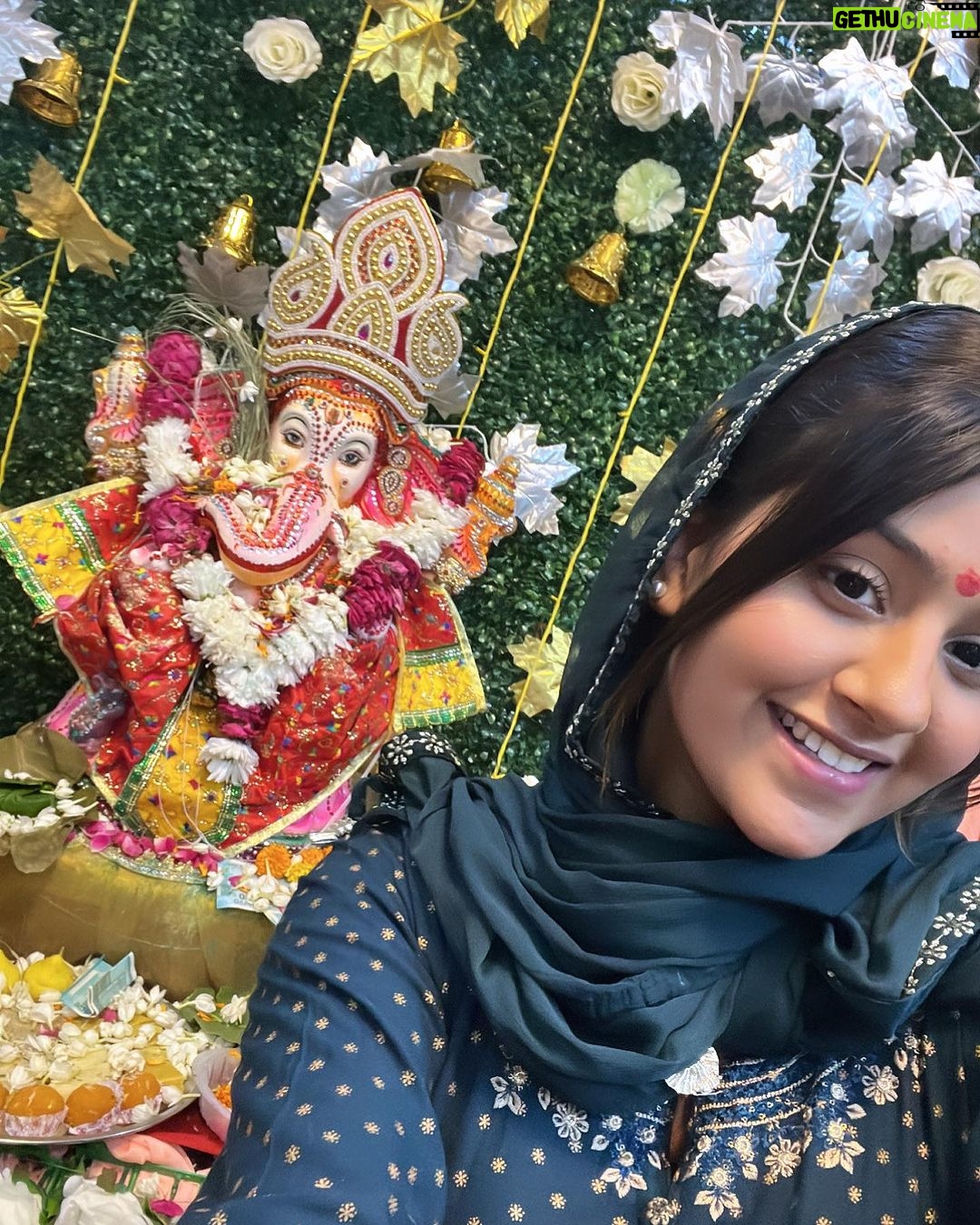 Anjali Arora Instagram - गणेश चतुर्थी की हार्दिक शुभकामनाएं!🙏🏻💐 #ganeshchaturthi #anjaliarora #jaishreeram