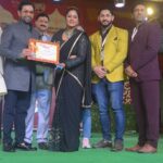 Anjana Singh Instagram - आप सभी को कोटि कोटि धन्यवाद🙏🏻🙏🏻 श्री राम जी की जन्मभूमि अयोध्या पर सरस सलिल अवॉर्ड्स की ओर से बायोग्राफी श्रेणी के लिये सिंह साहब दी राइज़िंग को 11 अवॉर्ड मिलें ! 1. Best film 🎥 @geetasingh0807 @chanda6822 @नीतूसिंह 2. Best actor @devsingh6780 3. Best actress @anjana_singh_ 4. Best supporting role male @susheelsingh73 5. Best supporting role female @binappandey 6. Best Director @thedheerajpandit 7. Best co producer @uday_bhagat_official 8. Best story @शुभामसिंह 9. Best lyricist @musafirjaunpuri 10. Best Dress designer @labelriasingh 11. Best supporting jury @santosh_pahalwan
