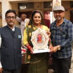 Anjana Singh Instagram - Thank you so much for this love ,respect and support ❤️🫶 This is what appreciation is all about ❤️🙏🏻 @b4ubhojpuri @sandeep_jurno JI @neelabh.tiwari.56 JI Can’t express my feelings in words 🥰🧿 Just want to say 🤘BADKI DIDI ROCKS 🤘 Congratulations to the entire team of BADKI DIDI #blessed 🧿 #harharmahadev🙏