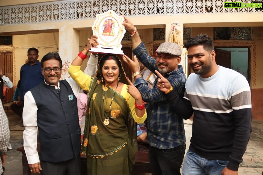 Anjana Singh Instagram - Thank you so much for this love ,respect and support ❤️🫶 This is what appreciation is all about ❤️🙏🏻 @b4ubhojpuri @sandeep_jurno JI @neelabh.tiwari.56 JI Can’t express my feelings in words 🥰🧿 Just want to say 🤘BADKI DIDI ROCKS 🤘 Congratulations to the entire team of BADKI DIDI #blessed 🧿 #harharmahadev🙏