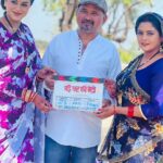Anjana Singh Instagram - *अंजना सिंह और यामिनी सिंह स्टारर फिल्म बड़े घर की बेटी की शूटिंग शुरू* B4u मोशन पिक्चर्स प्रस्तुत नीलम तिवारी फिल्म (OPC) प्राइवेट लिमिटेड के बैनर से बनने वाली भोजपुरी फिल्म "बड़े घर की बेटी" की शूटिंग शुरू हो गई है। यह एक कंटेंट प्रधान और महिला सशक्तिकरण की कहानी पर आधारित फिल्म होने वाली है, जिसमें भोजपुरिया टीआरपी क्विन अंजना सिंह और नई जनरेशन की सनसनी यामिनी सिंह मुख्य भूमिका निभाती नजर आएंगी। इस फिल्म के निर्माता संदीप सिंह, अंजनी तिवारी और नीलाभ तिवारी हैं, जबकि निर्देशक संजीव बोहरपी हैं। फिल्म को बिग स्केल पर शूट किया जा रहा है। यह फिल्म भोजपुरी सिनेमा को नई दिशा देने वाली हो सकती है। फिल्म के निर्माता ने बताया कि बड़े घर की बेटी बेहद सामाजिक और सरोकारों वाली फिल्म है। यह मनोरंजन के साथ-साथ एक सार्थक संदेश भी समाज को देगी। वहीं, फिल्म के निर्देशक संजीव बोहरपी ने बताया कि फिल्म की शूटिंग जोरों शोरों से चल रही है। इस फिल्म की कहानी दर्शकों के दिलों को छू लेगी। उन्होंने कहा कि बचपन में मुंशी प्रेमचंद की कहानी बड़े घर की बेटी पढ़ा था, फिर इस टाइटल से हिंदी सिनेमा में एक फिल्म भी बनी थी। लेकिन हमारी यह फिल्म इन दोनों से काफी अलग है और फ्रेश कहानी के साथ हम दर्शकों के सामने आएंगे। फिल्म की कास्टिंग भी कहानी के हिसाब से ही की गई है इसलिए हमें लगता है कि यह फिल्म दर्शकों के साथ-साथ क्रिटिक्स को भी पसंद आएगी। वही फिल्म को लेकर अंजना सिंह ने कहा कि कथ्य प्रधान फिल्मों में काम करने का अपना ही अंदाज होता है। मैंने भोजपुरी में बहुत सारी फिल्में की है, लेकिन यह फिल्म उन सभी फिल्मों से अलग है और मैं उम्मीद करती हूं कि जब भी रिलीज होगी, दर्शक इसे जरूर सिनेमाघर में जाकर देखेंगे। यामिनी सिंह ने भी इस फिल्म को लेकर अपने एक्साइटमेंट का इजहार किया और कहा कि अलग-अलग तरह की कहानी के किरदार को जीना मेरी प्राथमिकता रही है। उम्मीद है यह फिल्म भी दर्शकों को बेहद पसंद आए। आपको बता दें कि भोजपुरी फिल्म बड़े घर की बेटी का कथा संवाद अरविंद तिवारी ने लिखा है और कला अंजनी तिवारी का है। डीओपी विजय मंडल का है। नृत्य कानू मुख़र्जी, सोनू प्रीतम, संगीत साजन मिश्रा और गीत प्यारेलाल यादव, अरबिंद तिवारी का है। पीआरओ रंजन सिन्हा हैं। फिल्म के कार्यकारी निर्माता-अभिषेक त्रिपाठी हैं। फिल्म में अंजना सिंह, यामिनी सिंह, अविनाश साही राकेश बाबू , संतोष श्रीवास्तव , प्रेम दुबे,कंचन मिश्रा, सोनाली मि मिश्रा मिश्रा,भूपेंद्र सिंह बीना पांडे मुख्य भूमिका में हैं।