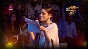 Ankita Lokhande Instagram - Baaton hi baaton mein Ankita ne kardiya apne pati aur best friend ko roast. 🙌🏽 

Dekhiye #BiggBoss17, Mon-Fri 10PM & Sat-Sun 9:30PM sirf #Colors aur @officialjiocinema par.

#BB17 #BiggBoss
@beingsalmankhan

@lokhandeankita
