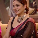 Ankita Lokhande Instagram - Ankita ke rishte dil wale hote hai, matlab wale nahi 💗 Tag the one jiske saath aapka Pavitra Rishta hai 👇🏻 Credits: Saree: @dakini_by_daisy 💎 @rimayu07 Styled By: @hemlataa9 @stylebyhemlataa Assisted by: @saloni142_ Team: @akkshaajaiin_5 @styleby.foram @colorstv @beingsalmankhan @officialjiocinema @endemolshineind #AnkitaLokhande #Ankita #PavitraRishta #WKV #WeekendKaVaar #OOTN #BiggBoss #BB17 #DilDimaagAurDum #Colors #SalmanKhan #JioCinema