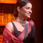 Ankita Lokhande Instagram - Ankita ke rishte dil wale hote hai, matlab wale nahi 💗 Tag the one jiske saath aapka Pavitra Rishta hai 👇🏻 Credits: Saree: @dakini_by_daisy 💎 @rimayu07 Styled By: @hemlataa9 @stylebyhemlataa Assisted by: @saloni142_ Team: @akkshaajaiin_5 @styleby.foram @colorstv @beingsalmankhan @officialjiocinema @endemolshineind #AnkitaLokhande #Ankita #PavitraRishta #WKV #WeekendKaVaar #OOTN #BiggBoss #BB17 #DilDimaagAurDum #Colors #SalmanKhan #JioCinema