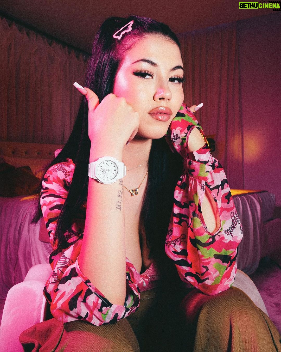 Anna Pepe Instagram - Il tempo non aspetta nessuno. ANNA x GSHOCK, limited edition. Disponibile da lunedì 06 giugno ⚡️💖 @gshockitalia #gshockitalia #annaxgshock