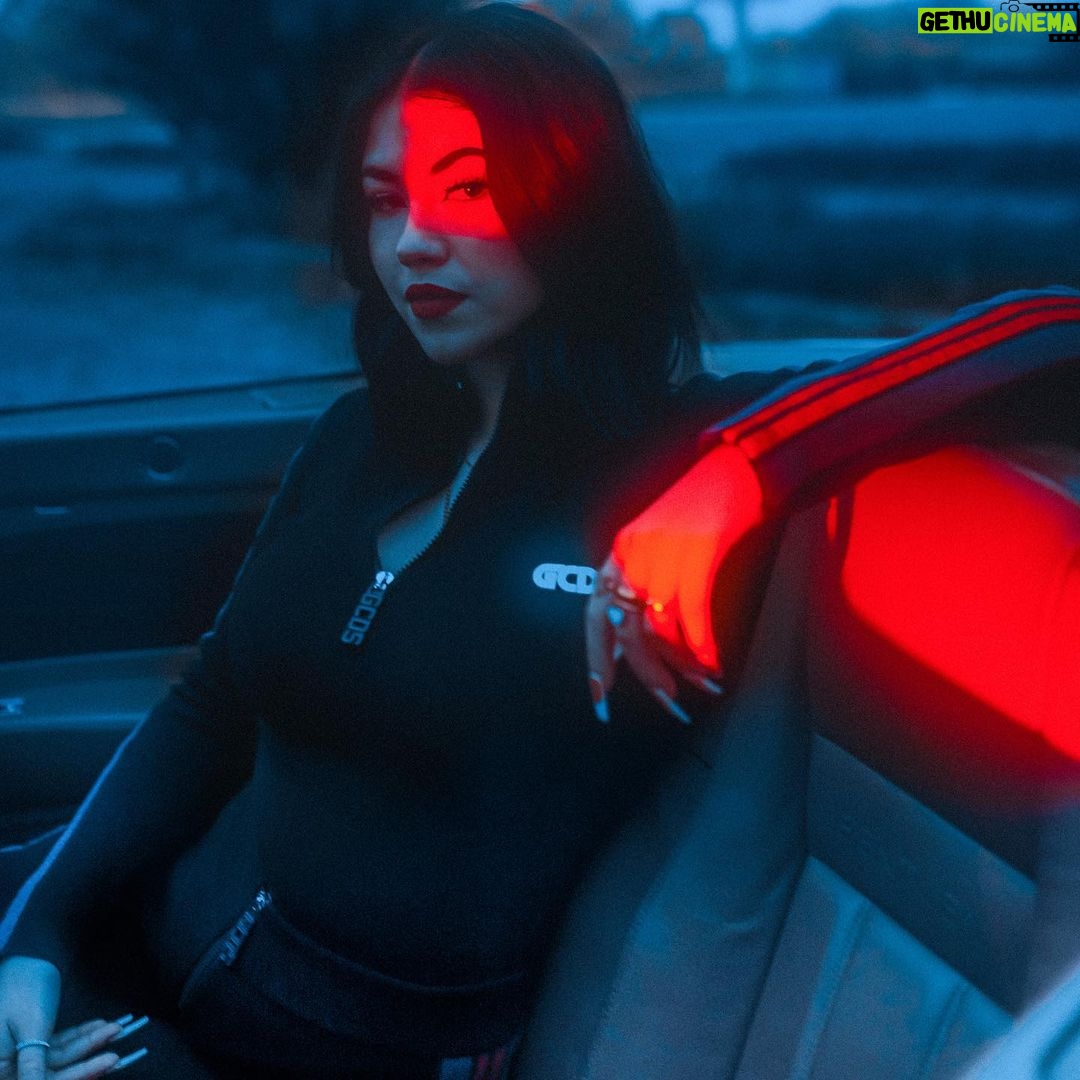 Anna Pepe Instagram - FAST, il nuovo singolo, prod. @youngmilesss , fuori tra una settimana. 5/11 🦋🏎