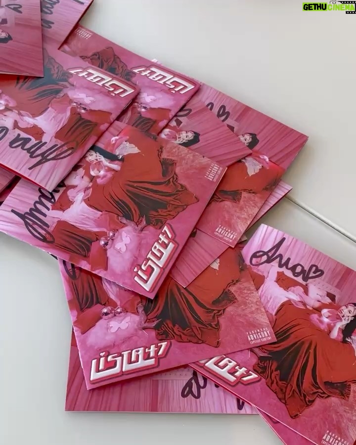 Anna Pepe Instagram - fan luv 💗 Ho autografato un po’ di CD e vinili di LISTA 47 con un po’ di dediche per voi 😉 trovate il link per ordinarlo in bio e nelle storie 💋