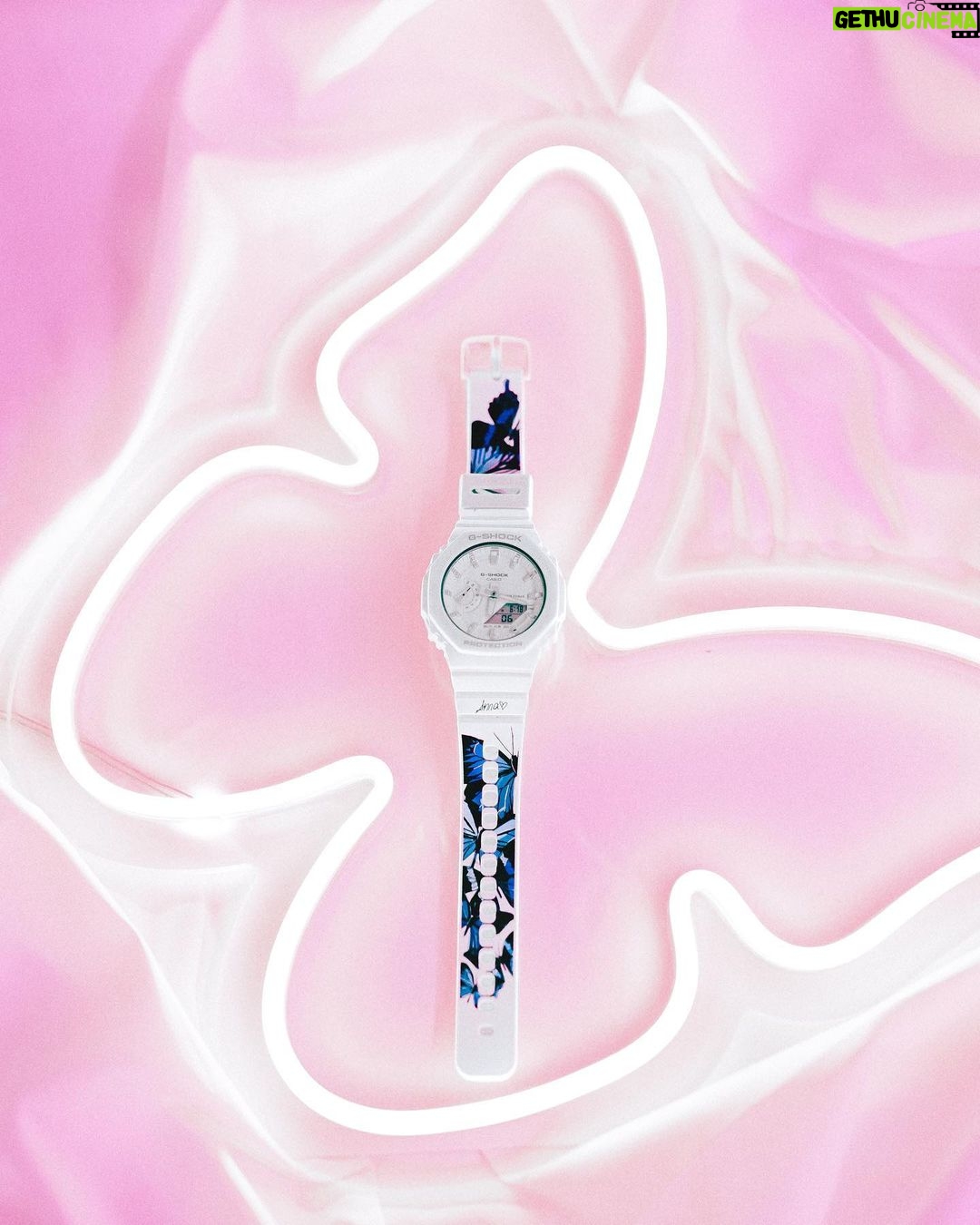 Anna Pepe Instagram - Il tempo non aspetta nessuno. ANNA x GSHOCK, limited edition. Disponibile da lunedì 06 giugno ⚡️💖 @gshockitalia #gshockitalia #annaxgshock
