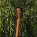 Anna Sedokova Instagram - Сегодня я думала о том, как важно иногда побыть наедине с природой Время, проведанное наедине с природой, позволяет нам понять себя, свои мысли и эмоции.. Это также важно,как заботиться о природе. Вместо того, чтобы сливать в сеть каждую мелочь ради сплетен и развлечений, наше внимание должно быть направлено на охрану окружающей среды и сохранение ее красоты для наследующих поколений. Давайте научимся ценить моменты, проведенные в тишине и гармонии с собой, и берегите природу, которая дарит нам столько неповторимой красоты. Будем ответственными и заботливыми, чтобы сохранить этот мир прекрасным местом для всех нас.