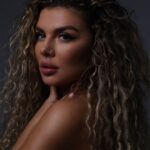 Anna Sedokova Instagram - Мы всегда ищем поддержку в других,потому что выбираем путь проще . Вот кажется он или она ворвется в мою жизнь и заполнит ее до краев . Но правда жизни и законы притяжения таковы,что притягивается подобное. Так что единственный правильный выбор изначально наполнить себя и после встретить такого же на себя похожего . Или принять как факт и получать удовольствие как на последней картинке в карусели 🎠 Photo @bogdan_safarov_ Mua @kristinapapuk