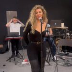 Anna Sedokova Instagram - Я помню эту репетицию . Мой голос отказался работать . Такое было со мной впервые . Мне было так стыдно перед музыкантами . Я не попадала в ноты , переживала , нагрузка дала о себе знать . Но я знала , что музыка лечит . Что просто нужно петь и тогда я поломаю себя . Тогда мой голос поймёт , что у него нет выхода и нужно вернуться . Плейлист в GYPSY сформирован . Так хочется много лирики , но тогда мы будем реветь с вами весь концерт . А я такого допустить не могу . Мы будем и реветь и смеяться . А главное любить друг друга . Уже меньше ,чем через неделю. Билеты по ссылке в шапке профиля . Я тебя очень жду ❤️
