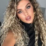 Anna Sedokova Instagram - - Мастер, ты говорил, что если я познаю кто я, то стану мудрым, но как это сделать? - Для начала забери у людей право решать кто ты. - Как это, мастер? - Один тебе скажет, что ты плохой, ты поверишь ему и расстроишься. Другой тебе скажет, что ты хороший, ты обрадуешься. Тебя хвалят или ругают, верят тебе или предают. Пока у них есть право решать кто ты или какой ты, тебе не найти себя. Забери у них это право. И у меня тоже.