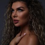 Anna Sedokova Instagram - Мы всегда ищем поддержку в других,потому что выбираем путь проще . Вот кажется он или она ворвется в мою жизнь и заполнит ее до краев . Но правда жизни и законы притяжения таковы,что притягивается подобное. Так что единственный правильный выбор изначально наполнить себя и после встретить такого же на себя похожего . Или принять как факт и получать удовольствие как на последней картинке в карусели 🎠 Photo @bogdan_safarov_ Mua @kristinapapuk