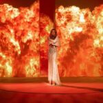 Anna Sedokova Instagram - Самые красивые кадры из клипа «Не оставляй меня, любимый» как никогда отражают внутреннее состояние женщины. Уметь контролировать этот огонь – это навык и опыт. Иначе он может тебя сжечь и всех, кто вокруг. Часто этот огонь путают с искренностью и настоящестью. К примеру, «отдамся ему этой первой ночью», ведь я его так сильно люблю. Но, по факту, у другого человека и особенно у мужчин, которые на эмоциональном уровне всё ощущают иначе, это выглядит не как огонь, а как слабость. «Я возьму и скажу им сейчас всё, что думаю» – иногда реагируя в конфликтной ситуации именно так – это воспринимается не как правда, а как грубость . С огнем нужно осторожно. Огонь нужно уметь контролировать. И тут важны: Терпение. Навык и практика. Знания. Об этом подробней в моем Телеграмм. Ссылка в шапке профиля 👆🏻