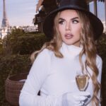Anna Sedokova Instagram - Сегодня ночью в сториз я открыла вам свое сердце . Рассказала очень откровенные вещи ,в которых боялась признаться даже себе . Просто прежде чем осуждать кого то или даже обсуждать , можно подумать какой путь прошел человек и сколько у него травм случилось перед тем как все таки дойти в эту точку . Мое детство было сложным , как и вся дальнейшая жизнь . И в ней я не только хожу в золотых платьях и пью шампанское в Париже как на фото . Я плачу ночами как и все. Мне сложно , мне больно . И единственное ,что меня возможно отличает, это то что я вытираю слёзы и иду дальше . Что бы не случилось , как бы жестоко другие не поступали , они никогда меня не смогут поломать . Потому что я сильная , я справлюсь . Мои ошибки это часть моего пути . Ошибки других их дорога. Я каждый день выбираю идти дальше . И ты пожалуйста выбирай .