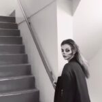 Anna Sedokova Instagram - Тебе сегодня 18 ❤️ Представляешь ? Доченька , тебе сегодня восемнадцать ! @alinabelkevia в своей жизни ты уже столько пережила, меняла страны , теряла близких , по настоящему любила . Ты сама живешь в NYC , в самом быстром городе нашей планеты , сама зарабатываешь , сама принимаешь все решения , но ты всегда была такой , принимала все решения сама . С рождения ❤️ За исключением этого красного берета на фото. Это мое решение и моя ошибка 😂 Но не смотря на это ты выросла самым стильным человеком на планете , идеально сочетающим вещи из секонда с LV . Не меняющаяся ни с картой тройка в кармане , ни в майбахе. А это о многом говорит . Я не понимаю как может уместиться столько мудрости в одном человеке . И я так счастлива, что ты у меня есть. Знаете , я раньше думала , что это враньё . Что не может быть лучшей подругой дочь. А получается может ❤️ С днём рождения , наша принцесса . Мы любим тебя очень сильно ! Совсем скоро крепко тебя обниму . Твоя ошибающаяся , но очень любящая мама ❤️
