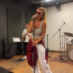 Anna Sedokova Instagram – Какой легкий импровизированный концерт у нас вышел. Какую песню еще спеть для вас, пока я на репетиции? ❤️