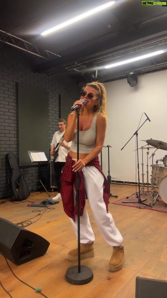 Anna Sedokova Instagram - Какой легкий импровизированный концерт у нас вышел. Какую песню еще спеть для вас, пока я на репетиции? ❤️