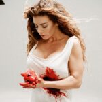 Anna Sedokova Instagram - Называй меня ЛЕГЕНДА, потому что это будет легендарно 💔 31 марта выйдет мой альбом «Сердце в бинтах», в который войдут 20🔥 песен по случаю двадцатилетия моей жизни на сцене. Это ваши любимые «Привыкаю», «Сердце в бинтах», «Что я наделала», «Между нами кайф»… а также те песни, которые за все эти годы не были изданы. Первая написанная мной самостоятельно песня «Простые слова» невероятной красоты, завирусившаяся в нете и никогда не публиковавшаяся «Кошка», лирика до мурашек «Космос» и «Удали» и абсолютно в тренде 2000 сейчас «Где бы ты не был» (я уверена, вы заслушаете её этим летом, я уже заслушала ) А еще «Такси» и «Ножами» 💔 Написав эти песни, я пережила самые сложные периоды в своей жизни и благополучно продвинулась к самым лучшим ) Так что записывайте дату и освобождаете память. Двухтысячные возвращаются. А с ними и все эмоции, которые вы пережили за эти годы со мной ❤️ Альбом «Сердце в бинтах». 31 марта. Legendary