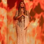 Anna Sedokova Instagram - Самые красивые кадры из клипа «Не оставляй меня, любимый» как никогда отражают внутреннее состояние женщины. Уметь контролировать этот огонь – это навык и опыт. Иначе он может тебя сжечь и всех, кто вокруг. Часто этот огонь путают с искренностью и настоящестью. К примеру, «отдамся ему этой первой ночью», ведь я его так сильно люблю. Но, по факту, у другого человека и особенно у мужчин, которые на эмоциональном уровне всё ощущают иначе, это выглядит не как огонь, а как слабость. «Я возьму и скажу им сейчас всё, что думаю» – иногда реагируя в конфликтной ситуации именно так – это воспринимается не как правда, а как грубость . С огнем нужно осторожно. Огонь нужно уметь контролировать. И тут важны: Терпение. Навык и практика. Знания. Об этом подробней в моем Телеграмм. Ссылка в шапке профиля 👆🏻