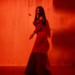 Anna Sedokova Instagram - Три женщины, три судьбы, три разные дороги. Сколько нужно пройти пути, чтобы понять и принять прошлое и жить настоящим? Эта моя идея вызвала много обсуждений, но в клипе «Не оставляй меня, любимый» я хотела рассказать, что в каждой из нас есть частичка друг друга. Что мы, вроде, такие разные, но хотим одного. Не важно, в частном джете или в однушке на окраине. Мы хотим взаимной любви, уважения и просто быть счастливыми в этом самом моменте. И иногда забыть прошлое 💔