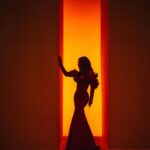 Anna Sedokova Instagram - Сейчас уже понятно , что это было легендарно ! Я благодарна за работу над клипом и образами лучшим из лучших профессионалов . Первый образ для клипа «Не оставляй меня любимый» Make Up @kristinapapuk Hair @fashionpierrebog Stylist @mika_milena Фото от гения @multikov ❤️